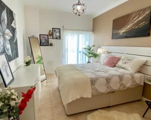 um quarto com uma cama e um lustre em Blue Sky apartment Marina em Lagos