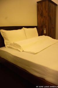 Postel nebo postele na pokoji v ubytování 98 Home Lodge Dambulla