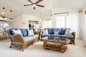 - un salon avec un canapé, des chaises et une table dans l'établissement Plantations at Princeville 821 condo, à Princeville