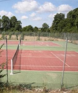 Tennis och/eller squashbanor vid eller i närheten av Domaine De Pradines