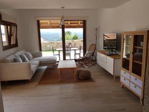 A casa dos Pobres في موتشيا: غرفة معيشة مع أريكة وطاولة