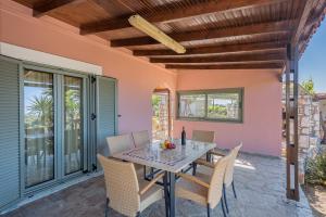 Balkón nebo terasa v ubytování Christine House Platanias