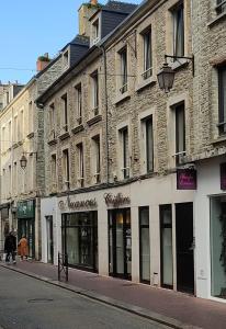 a building on the side of a street at Appartement 5 Cherbourg centre avec NETFLIX et WIFI in Cherbourg en Cotentin