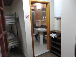 セルチュクにあるアリババズ ハウスの小さなバスルーム(洗面台、トイレ付)