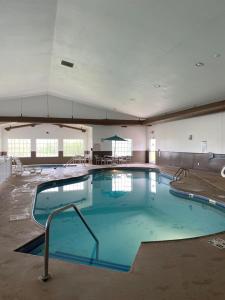 - une grande piscine dans un grand bâtiment dans l'établissement AmericInn by Wyndham Maquoketa, à Maquoketa