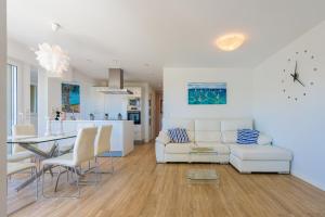 a living room with a white couch and a table at Salamar Saler Golf in El Saler
