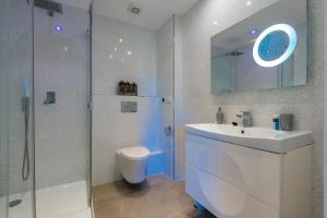 a bathroom with a toilet and a sink and a shower at Salamar Saler Golf in El Saler