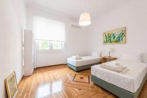A bed or beds in a room at Casa Pamisou near Attiki metro station
