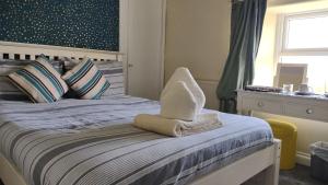 Un dormitorio con una cama con un animal de toallas. en The Shoulder at Hardstoft, en Hardstoft