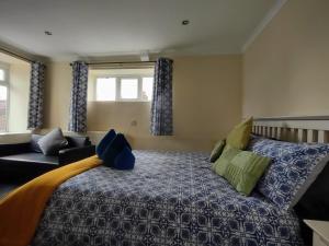 1 dormitorio con 1 cama y 1 sofá en The Shoulder at Hardstoft, en Hardstoft