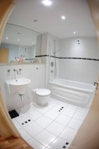 La salle de bains est pourvue de toilettes, d'une douche et d'un lavabo. dans l'établissement ChicStay Moura, à Birmingham