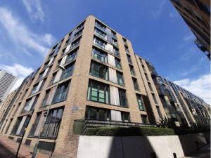 un grand bâtiment en briques avec des fenêtres donnant sur une rue de la ville dans l'établissement ChicStay Moura, à Birmingham