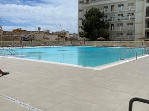 Bazén v ubytování Apartamento totalmente reformado con piscina y jardines al lado de la playa de la Carihuela nebo v jeho okolí