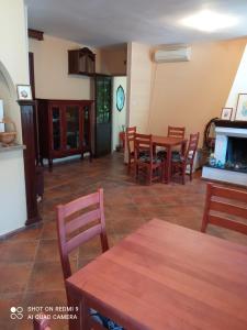KotorHostelito في كوتور: غرفة طعام مع طاولة وكراسي