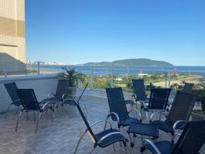 een groep stoelen op een patio bij Hotel Imperador in Santos