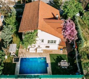 an overhead view of a house with a swimming pool at Sapanca Eren Villa-Isıtma Havuzlu in Sapanca