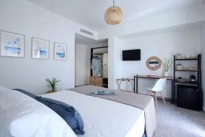 Televízia a/alebo spoločenská miestnosť v ubytovaní ALMYRA seafront residence
