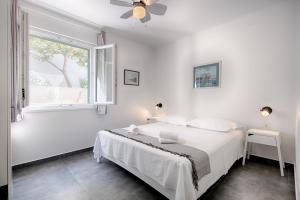 Кровать или кровати в номере Apartmani Dule Komiza