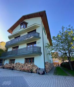 Budova, v ktorej sa apartmán nachádza + 37 fotografií