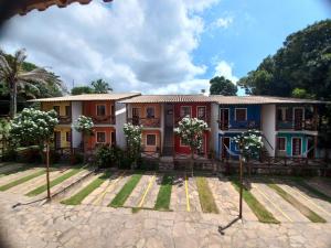 una casa con árboles delante de ella en Lindo Apartamento em Lençóis, en Lençóis