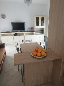 talerz pomarańczy na stole w kuchni w obiekcie Panoramic Balos Sea View House w mieście Kisamos