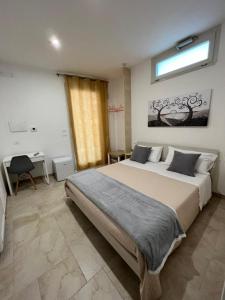 een slaapkamer met een groot bed en een raam bij B&B Quintadecima in Uggiano la Chiesa