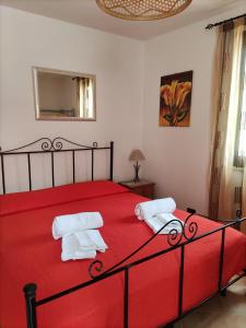 Ένα ή περισσότερα κρεβάτια σε δωμάτιο στο L'Azzurro Apartment