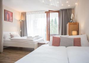 Habitación de hotel con 2 camas y ventana en Bike & Ski kappe, am Bikepark, Skilift, en Winterberg
