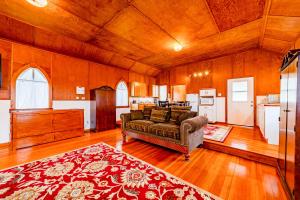 Gateway Cottage في Orick: غرفة معيشة مع أريكة ومطبخ