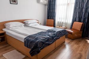 Postel nebo postele na pokoji v ubytování Pensiunea Califar