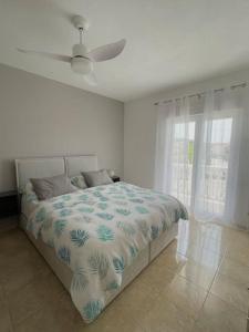 een witte slaapkamer met een bed en een plafondventilator bij Appartement MB - Logement 3 chambres - Drage in Drage