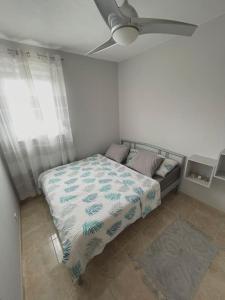 een slaapkamer met een bed en een plafondventilator bij Appartement MB - Logement 3 chambres - Drage in Drage