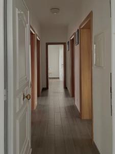een hal met een open deur en een hallwayngthngthngthngthngthngth bij Appartement MB - Logement 3 chambres - Drage in Drage