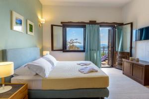 A bed or beds in a room at Ammoudara Bay Villa Még 37 kép