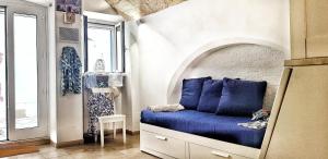 Un pequeño dormitorio con una cama azul en una habitación en Monopoli Casa Vacanze, en Monopoli
