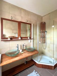 een badkamer met 2 wastafels en een douche bij Appartement MB - Logement 3 chambres - Drage in Drage