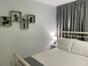 卡爾帕索斯的住宿－Nest for rest，卧室配有白色的床和窗户。