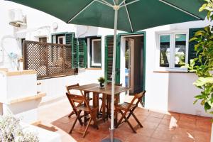 Un patio sau altă zonă în aer liber la Happy Menorca apartamento duplex ,piscina,aire acondicionado,wiffi