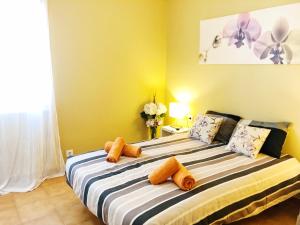 Un pat sau paturi într-o cameră la Happy Menorca apartamento duplex ,piscina,aire acondicionado,wiffi +46 fotografii