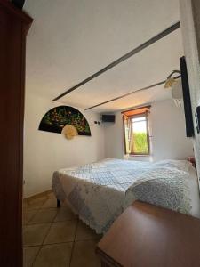 sypialnia z łóżkiem i oknem w obiekcie I Ricordi w mieście Sovana