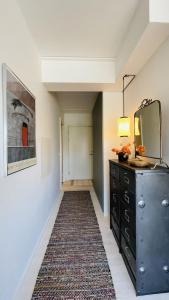 pasillo con tocador, espejo y alfombra en ApartmentInCopenhagen Apartment 1487 en Copenhague