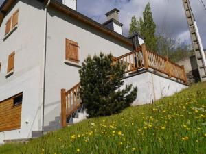 una casa en una colina con un árbol a un lado en Maison de montagne proche Gavarnie 12-14 personnes, en Gèdre