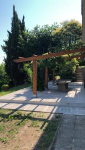 een picknicktafel en een bank in een park bij Villa 225 in Bracciano