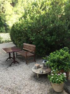 una panchina e un tavolo in giardino di Propriété avec vues panoramiques a Cabrières-dʼAvignon