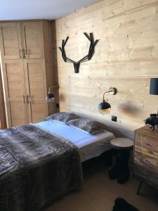 a bedroom with a bed with antlers on the wall at Cocoonabay Appartements in Les Angles