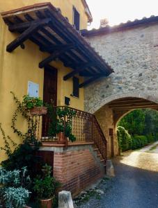 a brick building with a balcony with plants on it at La casina nel Borgo in Cetona