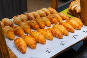 un plateau de croissants assis sur une table dans l'établissement Novotel Santos Gonzaga, à Santos