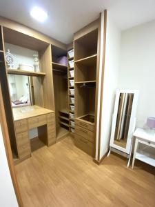 ルーゴにあるAPTO CÉNTRICO ARENAL FAMILY, PARKING GRATISの机とキャビネットを備えたウォークインクローゼット +9枚の写真