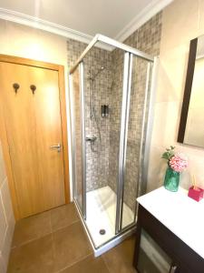 ルーゴにあるAPTO CÉNTRICO ARENAL FAMILY, PARKING GRATISの浴室のガラス扉付きシャワー