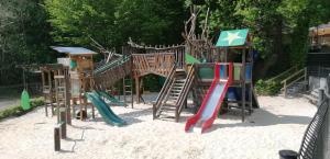 un parque infantil en la arena con un tobogán en L'évasion - Bungalow 102, en Durbuy